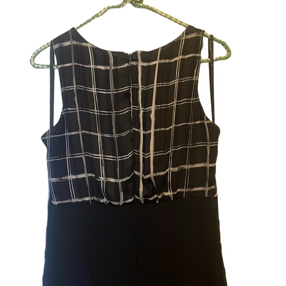 Scoop neck fitted bottom sleeveless dress size M - Picture 3 of 8